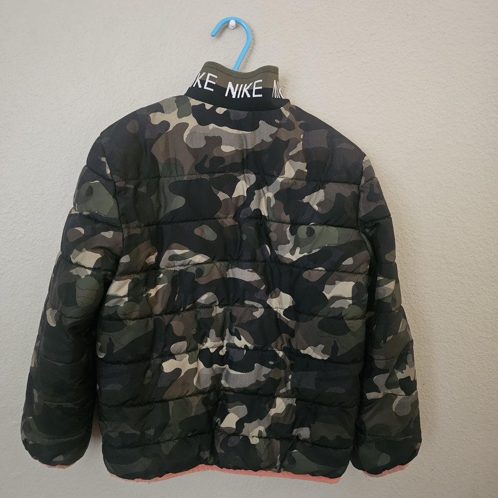 Nike Green and Black Puffer Jacket Water-Resistant Insulation - Picture 3 of 7